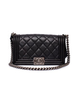 Bolsa Chanel Boy mediana de piel acolchada negra