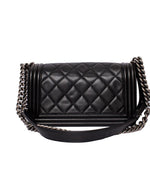 Bolsa Chanel Boy mediana de piel acolchada negra