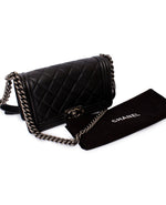 Bolsa Chanel Boy mediana de piel acolchada negra