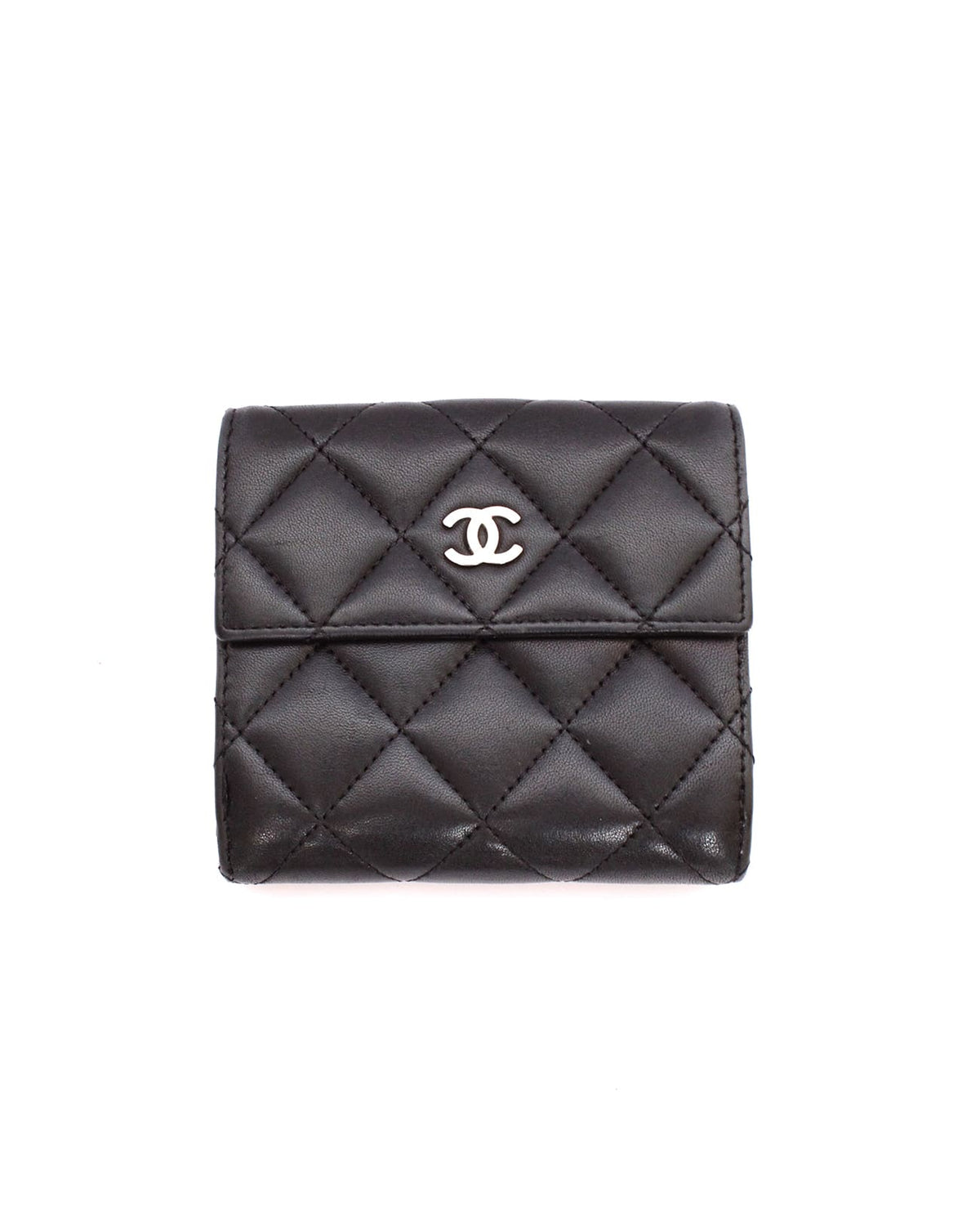 Cartera Chanel negra con solapa francesa en piel acolchada