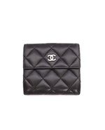 Cartera Chanel negra con solapa francesa en piel acolchada