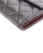 Cartera Chanel negra con solapa francesa en piel acolchada