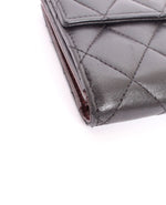 Cartera Chanel negra con solapa francesa en piel acolchada