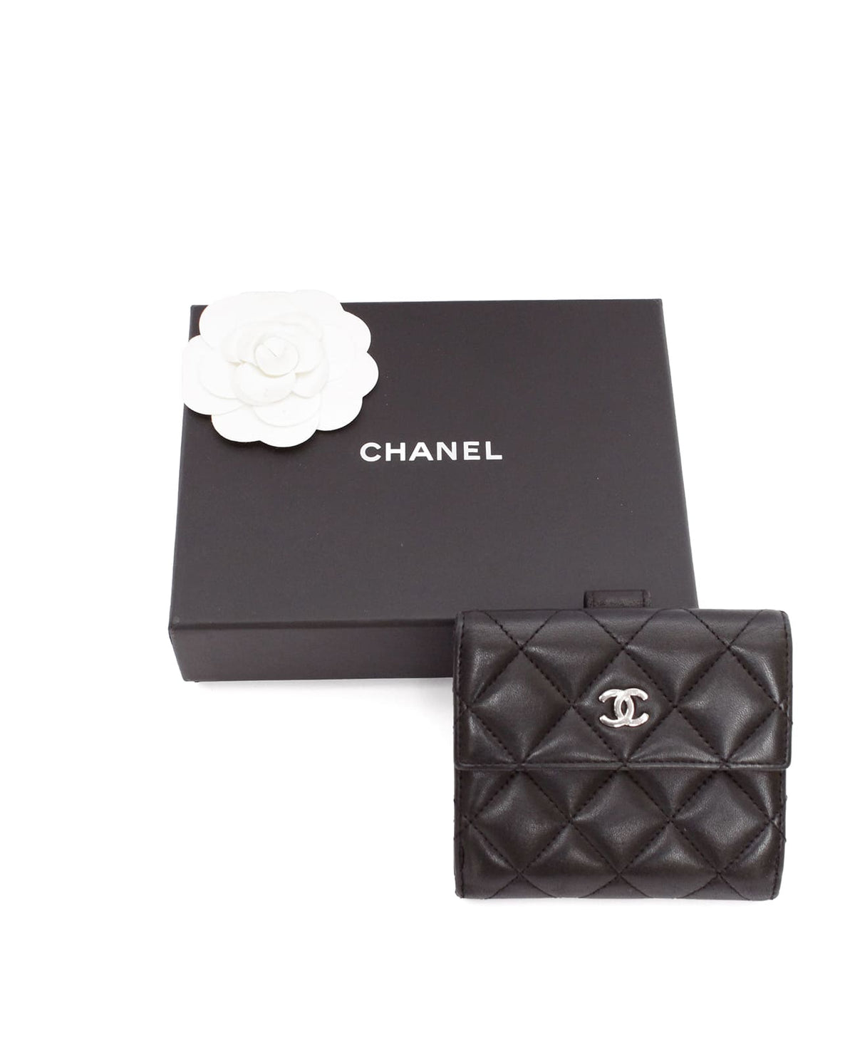Cartera Chanel negra con solapa francesa en piel acolchada