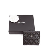 Cartera Chanel negra con solapa francesa en piel acolchada