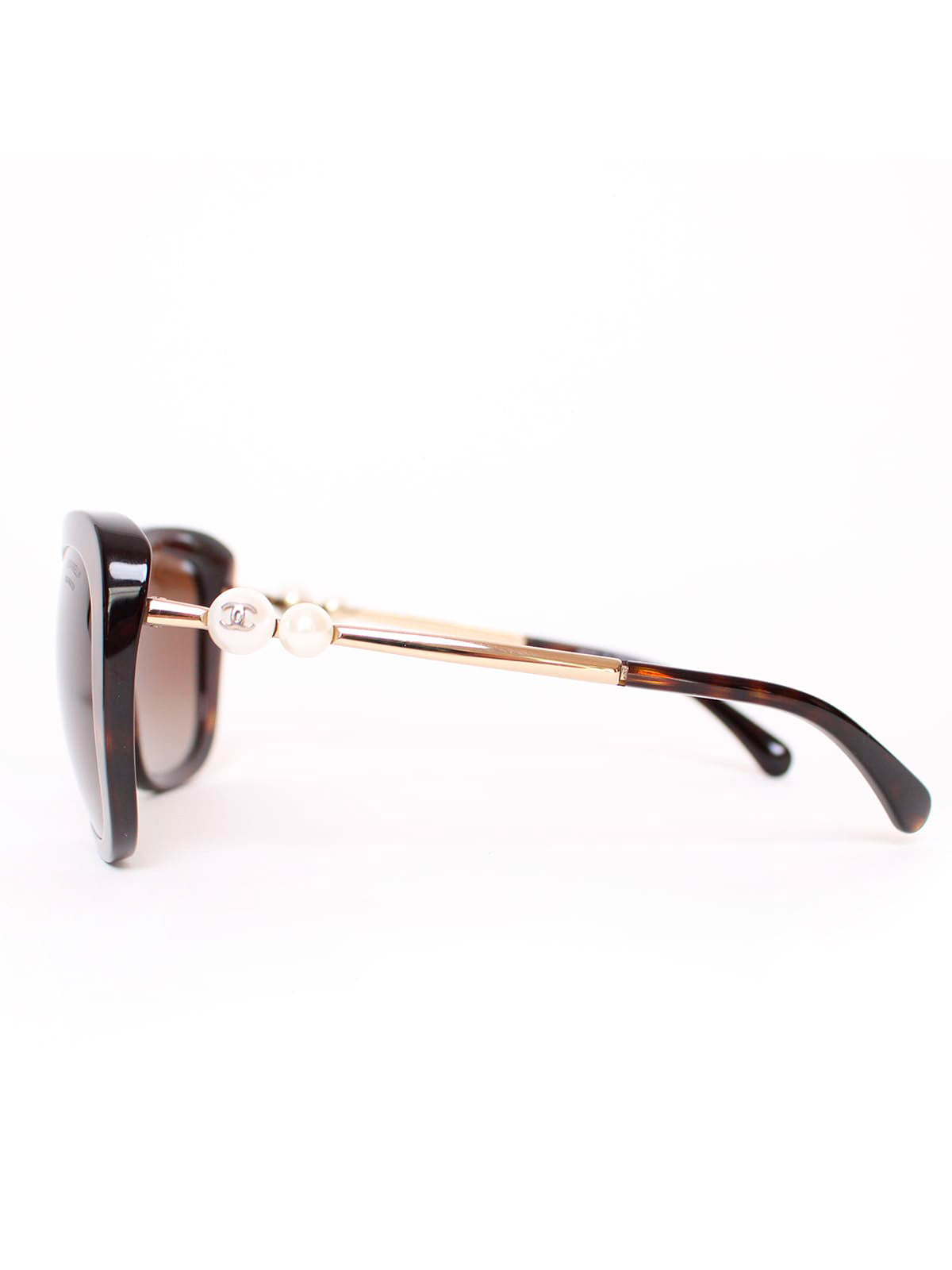 Lentes de sol Chanel diseño mariposa con perlas CC