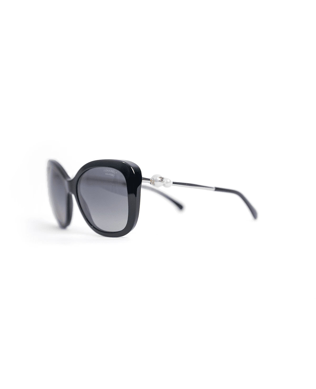 Lentes de sol Chanel diseño mariposa con perlas CC