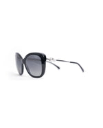Lentes de sol Chanel diseño mariposa con perlas CC