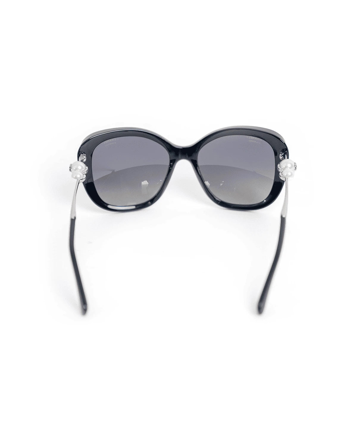 Lentes de sol Chanel diseño mariposa con perlas CC