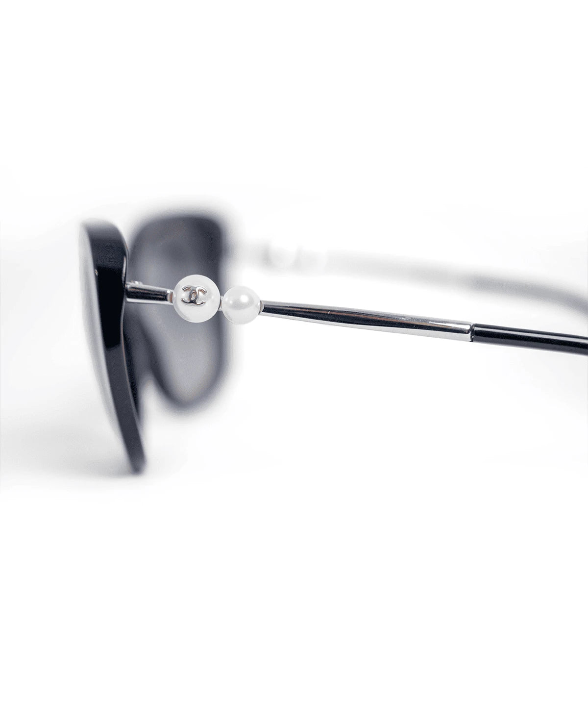 Lentes de sol Chanel diseño mariposa con perlas CC