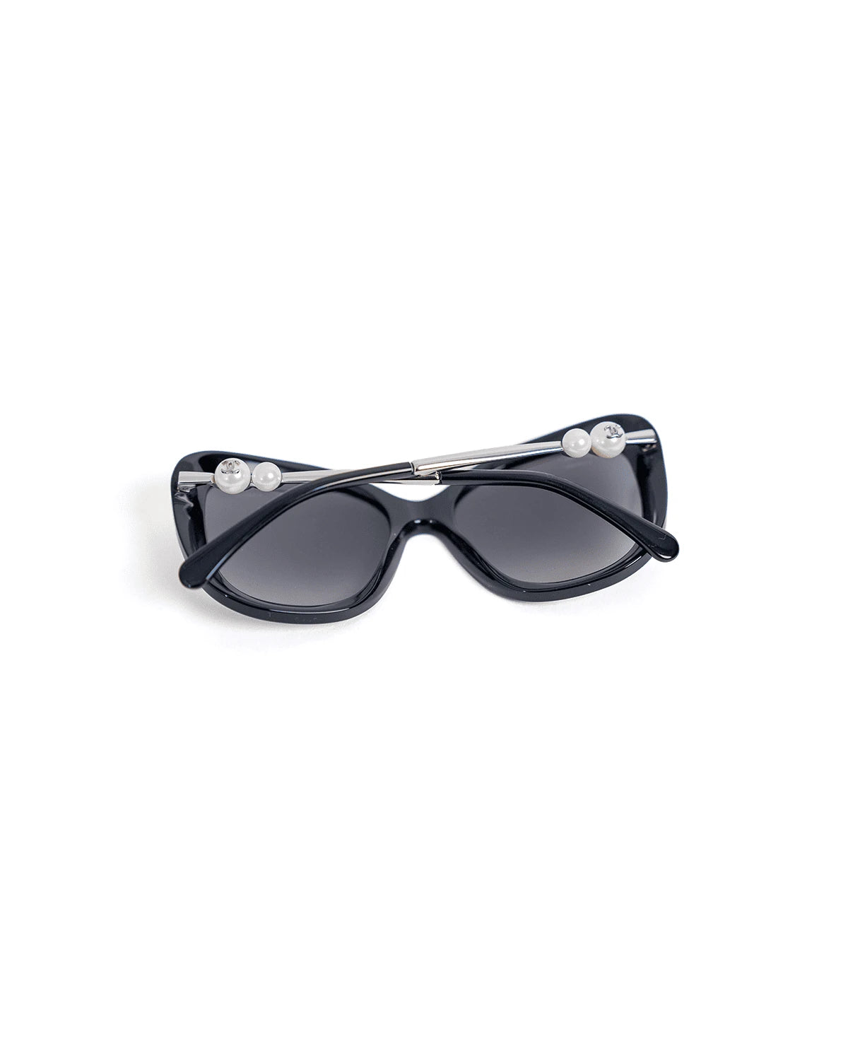 Lentes de sol Chanel diseño mariposa con perlas CC