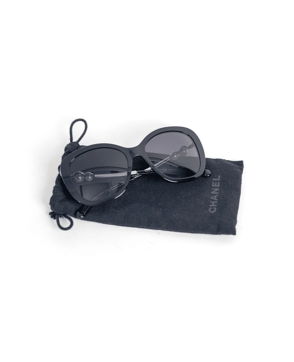 Lentes de sol Chanel diseño mariposa con perlas CC
